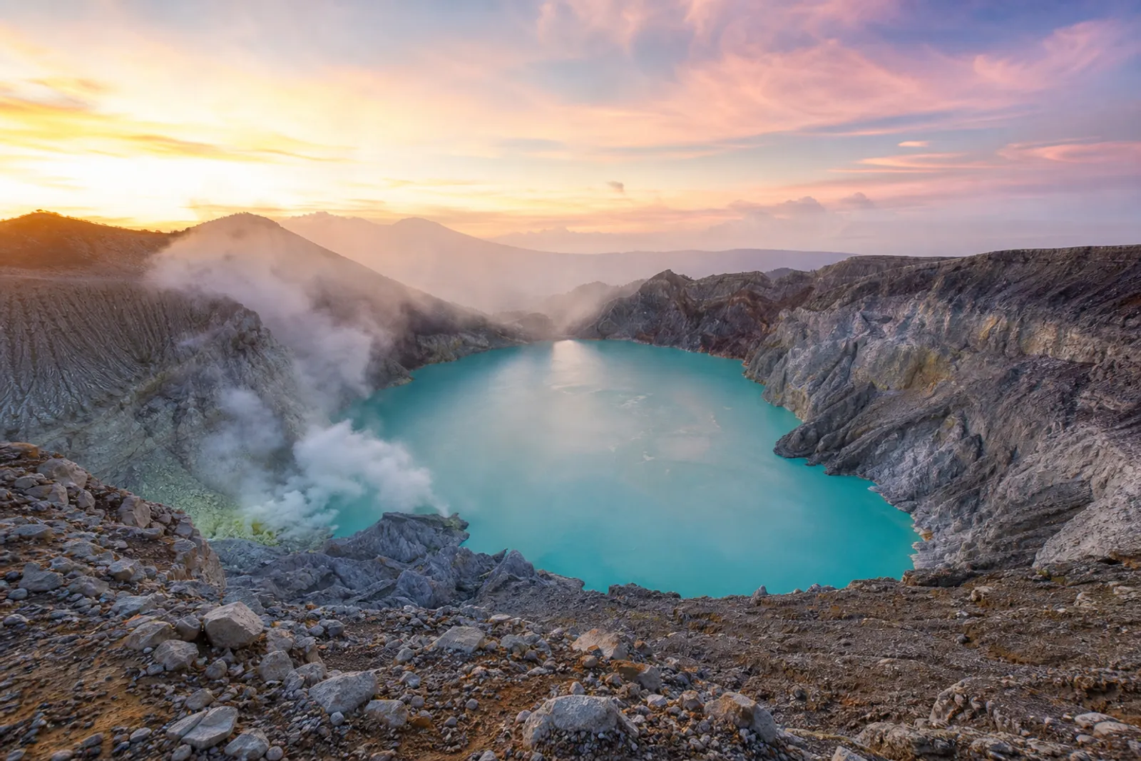 Kawah Ijen, from the crater rim at dawn - A turquoise acid lake, a night hike to a crater rim at 2,386 m and โ when it is active โ the famous blue fire. We compare the Ijen tours actually worth booking, from Banyuwangi or Bali, downsides included. Kawah Ijen, from the crater rim at dawn